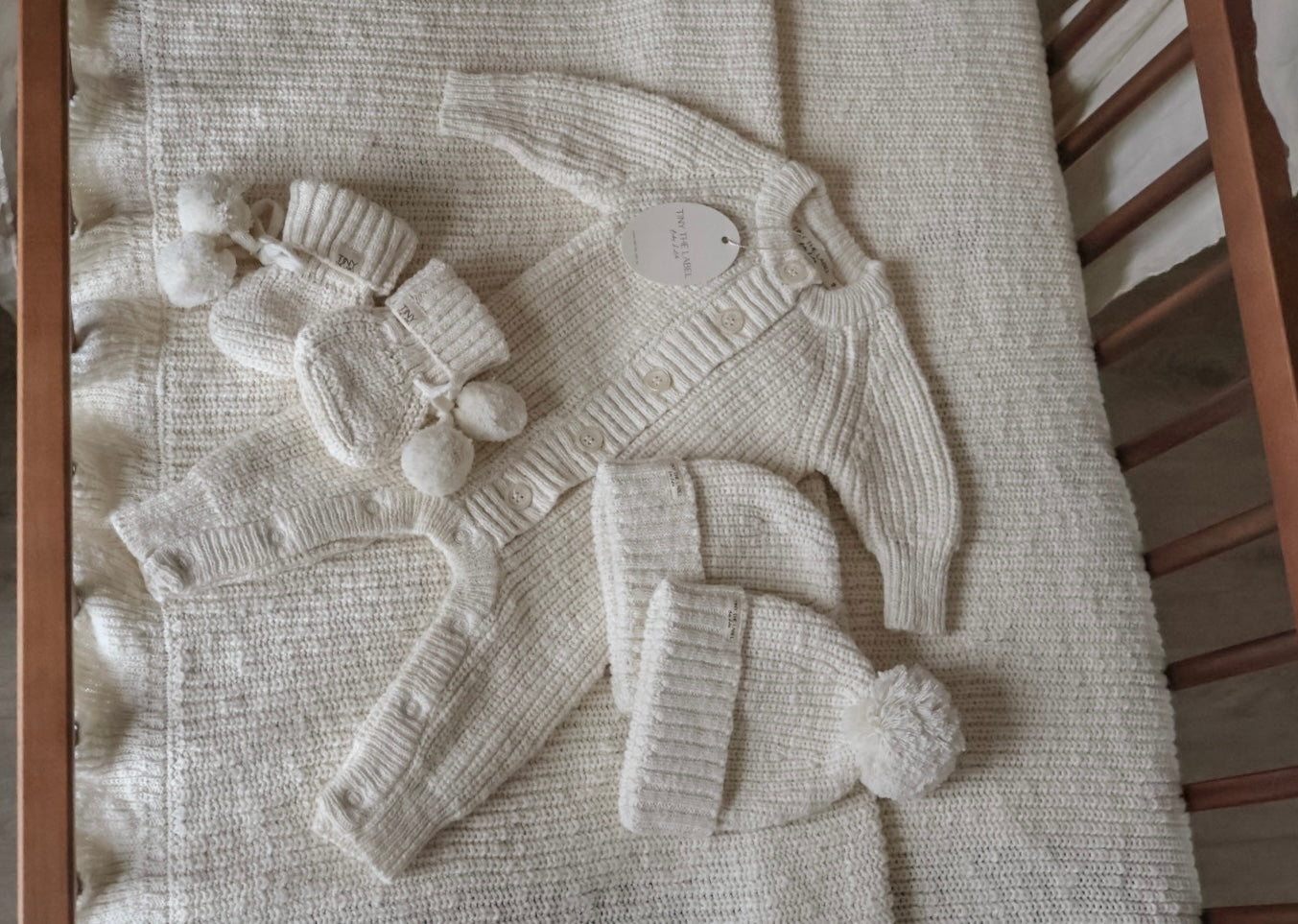 NEWBORN BABYMUTS Baby Parel (met PomPom)